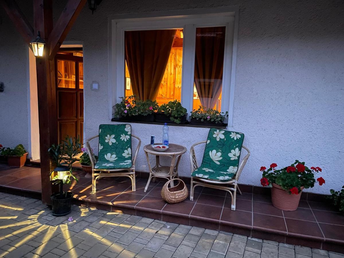 Cosy Apartment In Family Compound Turany Ngoại thất bức ảnh